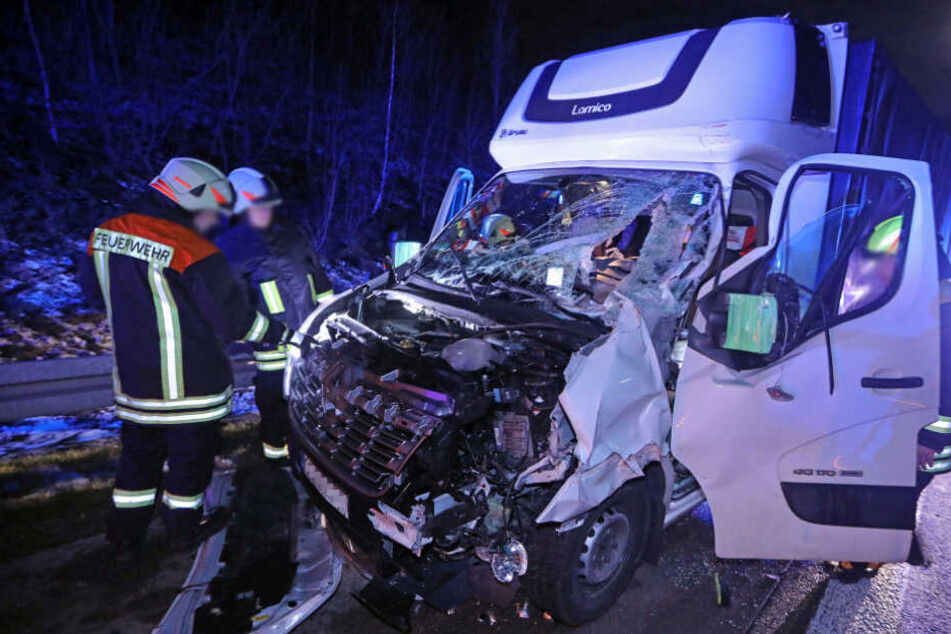 Der Fahrer des Kleintransporters wurde schwer verletzt.