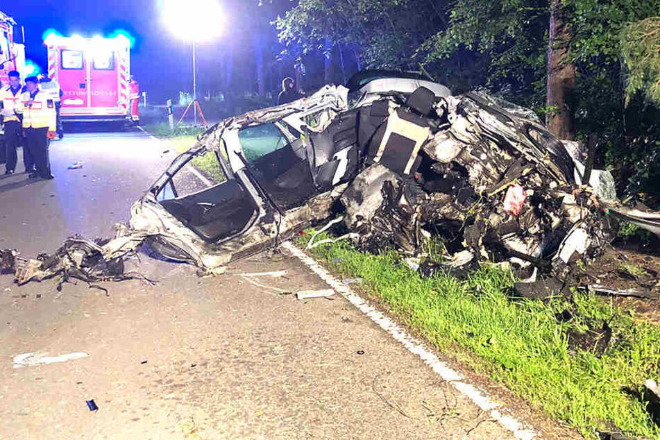 Das Auto wickelte sich einmal komplett um den Baum. Der Fahrer war sofort tot.