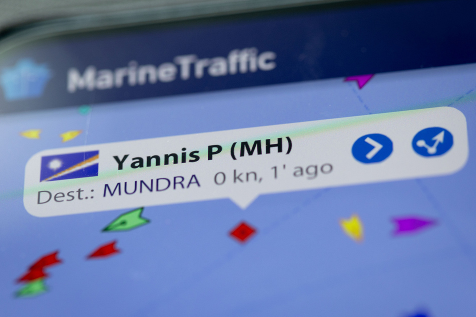 Der 274 Meter lange Tanker "Yannis P." liegt gut 20 Kilometer vor Rügen. (Symbolbild)