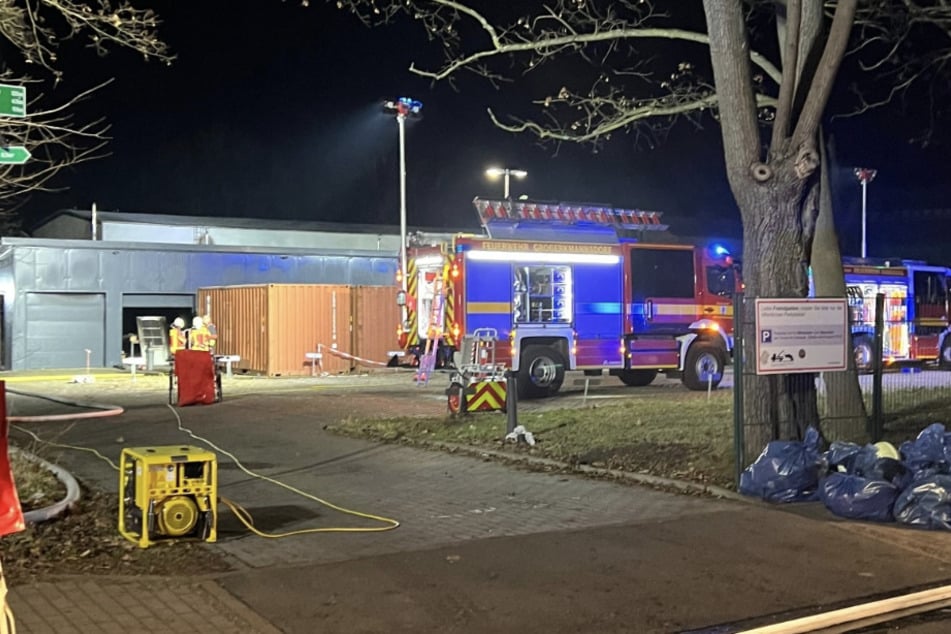 Durch den Brand in einer Lagerhalle sind mehrere Oldtimer abgebrannt.