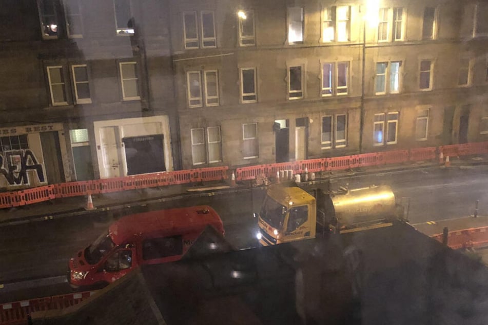 Die Straßenbauarbeiten laufen auch in der Dunkelheit.
