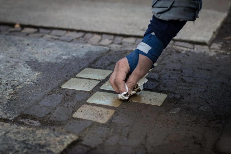 In der Funkenbergstraße erinnern acht neue Stolpersteine an das Schicksal der jüdischen Familie Rosenzweig.