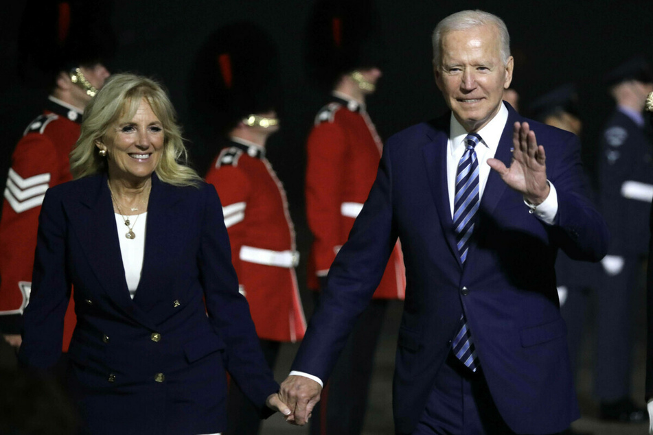 First Lady Jill Biden (l.) and President Joe Biden arrived in Cornwall for the G7 Summit early on Thursday.
