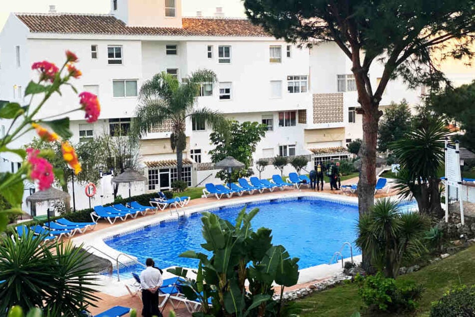 Zivilschutztaucher arbeiten an einem Schwimmbad in der Ferienanlage Club La Costa World in der Nähe von Malaga
