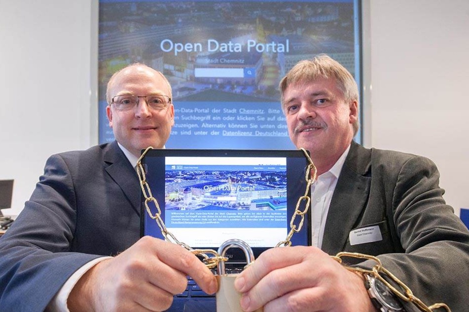 Kämmerer Sven Schulze (44, SPD) und Informationsamts-Leiter Bernd Hoffmann (59, v.l.) geben den städtischen Datenschatz frei.