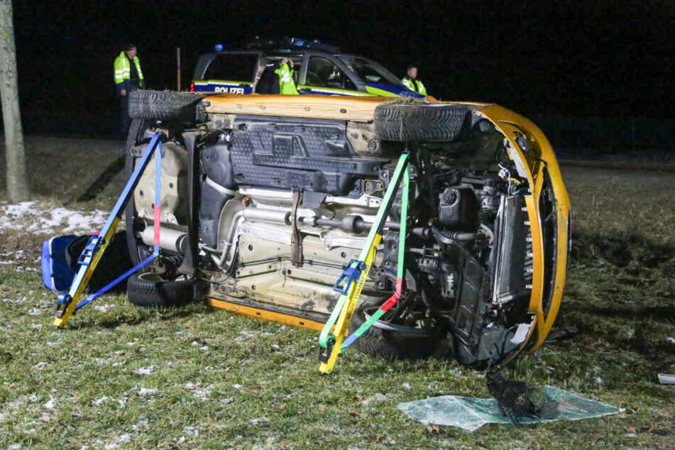 Der Seat kam auf der Fahrerseite zum Liegen. Die Fahrerin wurde schwer verletzt.