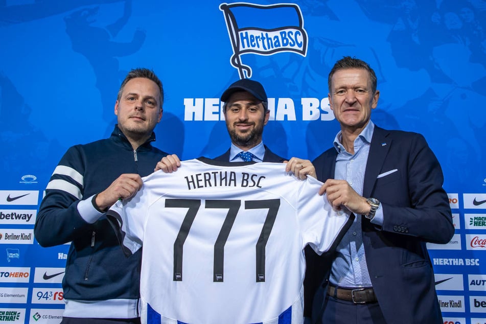 Durch die Pleite von Josh Wanders (55, M.) Investmentgesellschaft 777 Partners, hier im Bild mit dem verstorbenen Hertha-Präsidenten Kay Bernstein (†43, l.) und dem ehemaligen Geschäftsführer Thomas E. Herrich (61), kommen die Hertha-Anteile unter den Hammer. (Archivfoto)