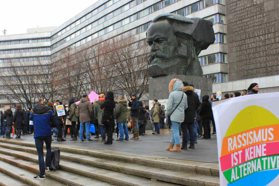 Menschen haben sich zur Demonstration March Against Racism am internationalen Aktionstag gegen Rassismus vor dem Karl-Marx-Monument versammelt.