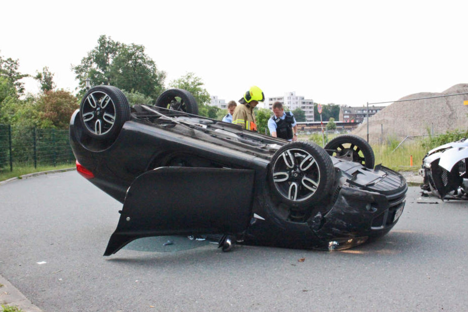 Der Renault des angetrunkenen Fahrers blieb auf dem Dach liegen.