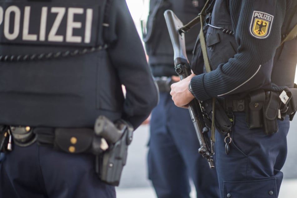 Die Polizei durchsuchte am Dienstagvormittag mehrere Objekte in Halle (Saale) und Merseburg. (Symbolbild)
