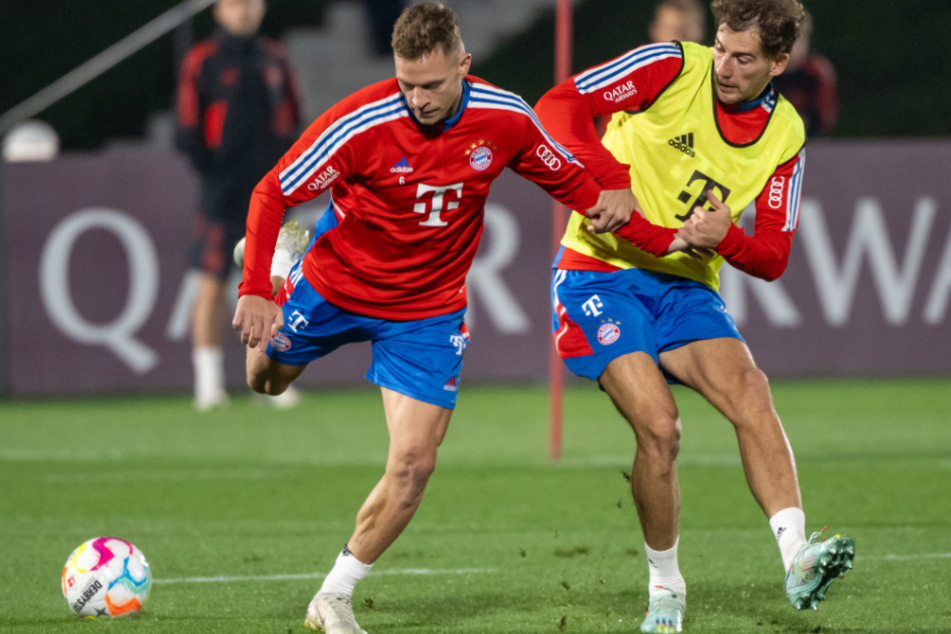 Kimmich (l.-r.) und Leon Goretzka (27) kämpfen im Trainingslager um den Ball. Der FC Bayern bereitet sich in Katar auf die Rückrunde vor.