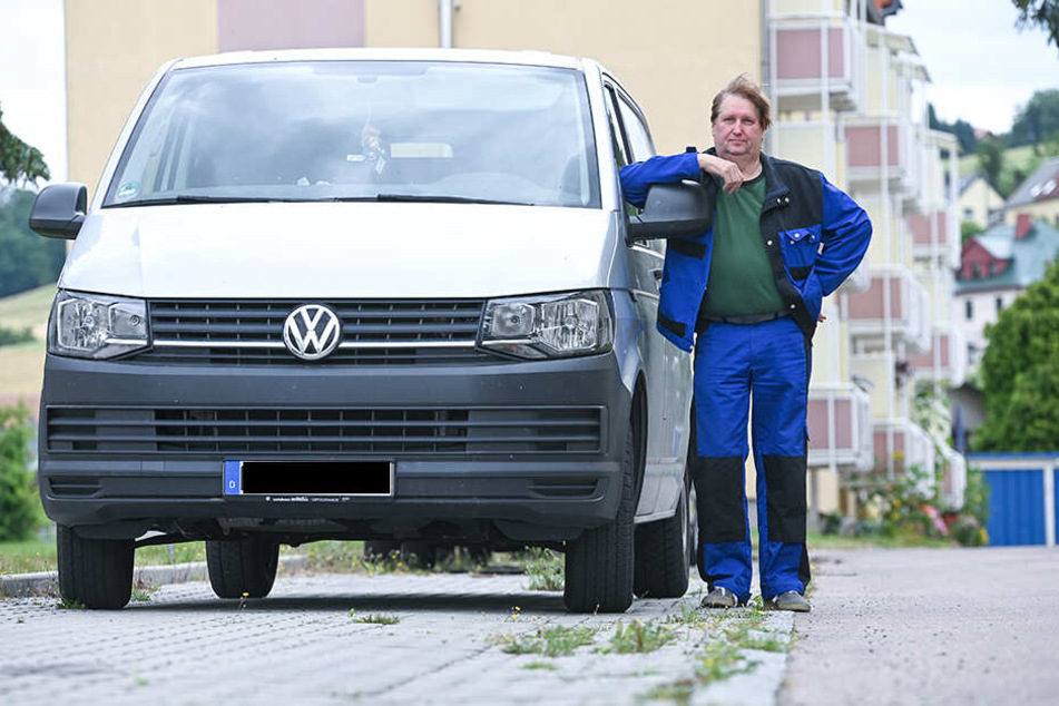 Volkmar Rohrbeck (56) wollte zum Führerschein noch den Personenbeförderungsschein erwerben. Doch nun ist er seine Fleppen erst mal los.