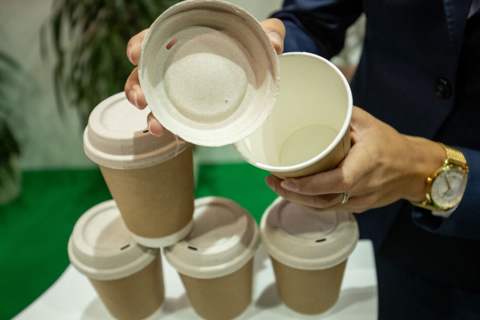 Ein Deckel für Kaffeebecher der zu 100 Prozent aus Papier besteht, entwickelt vom tschechischen Verpackungs-Hersteller Tridas.
