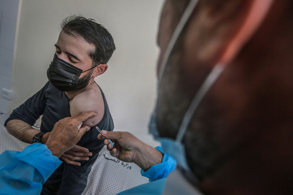 Ein Palästinenser erhält eine Impfdosis mit dem russischen Corona-Impfstoff Sputnik V in der Sabha-al-Harazin-Klinik des Gesundheitsministeriums.