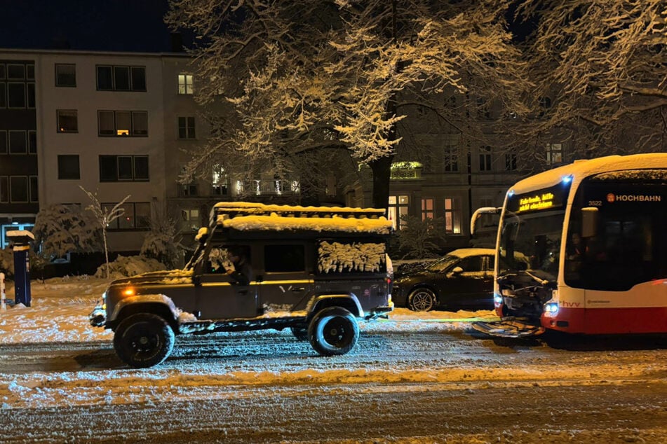 Mit einem Land Rover Defender schleppte Victor-Paolo Brenninkmeyer (29) den Gelenkbus wieder auf sicheres Terrain.