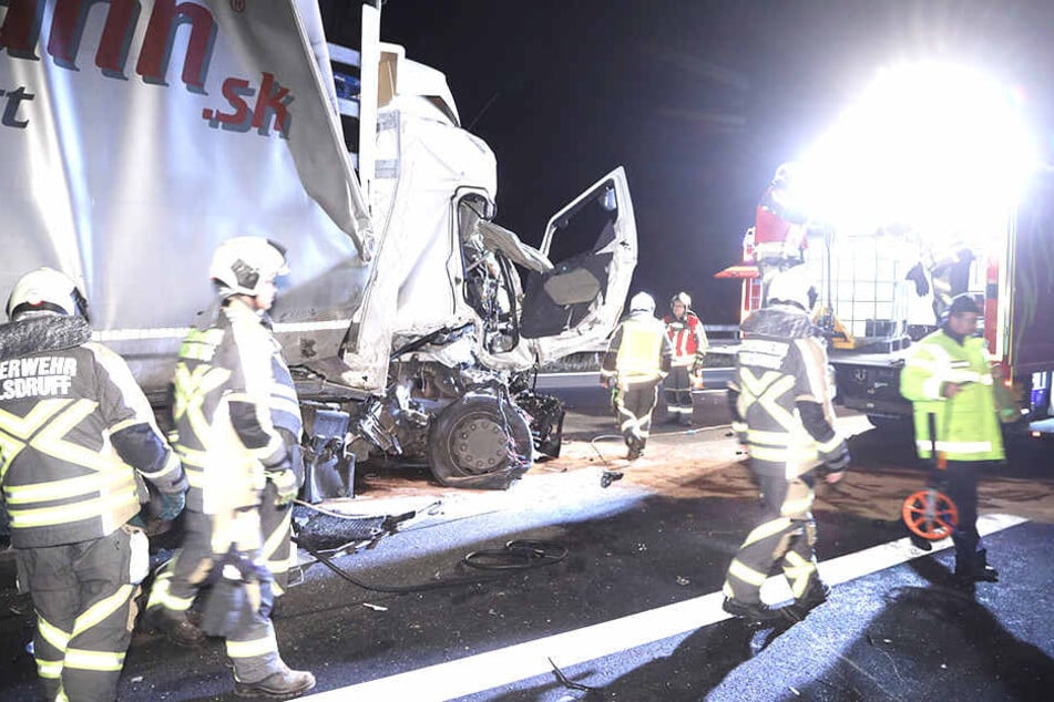 Feuerwehrleute mussten sich um auslaufende Betriebsstoffe kümmern.