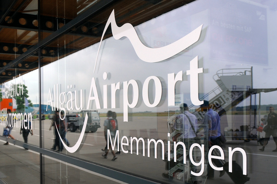 Logo und Schriftzug des Allgäu Airport am Terminal des Flughafens bei Memmingen.