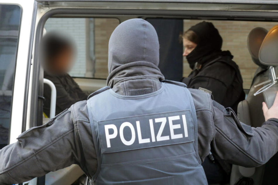 Rund 80 Einsatzkräfte der Gemeinsamen Auswerte- und Ermittlungsgruppe Schleusung von Landeskriminalamt und Bundespolizeidirektion Pirna seien an der Aktion beteiligt gewesen. (Symbolbild)