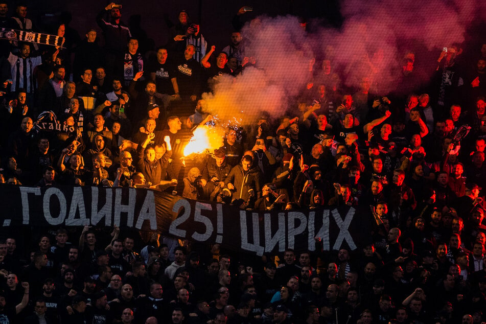 Belgrads Fans zündeten Pyrotechnik. Auch bei den Kölner Fans stiegen Rauchbomben hoch.