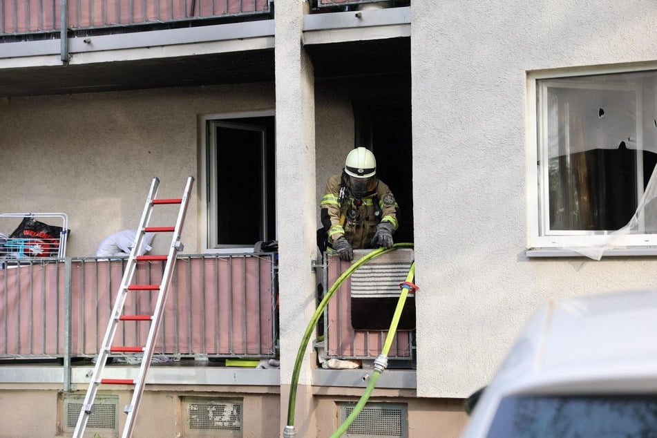 Nach einem Brand in einem Mehrfamilienhaus in Köln-Mülheim mussten zwei Personen ins Krankenhaus gebracht werden.