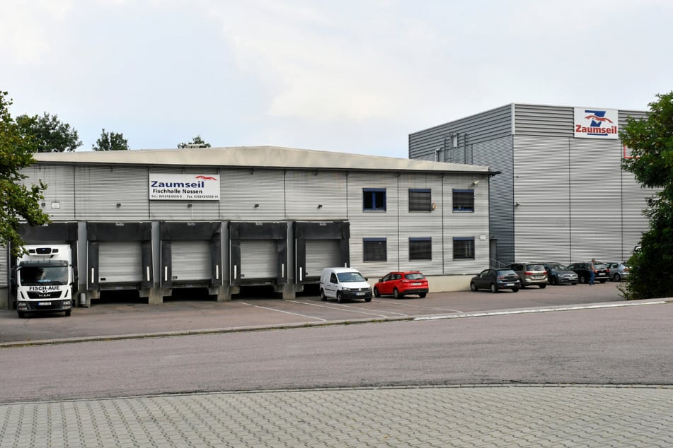 Die Fischhalle Nossen am Autohof an der A 14. Die Gemarkung gehört zur Gemeinde Ketzerbachtal (Kreis Meißen).