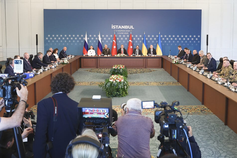Auf diesem von der staatlichen russischen Nachrichtenagentur Tass via Zuma veröffentlichten Foto sitzen die Delegationen der neuen direkten Verhandlung zwischen Russland und der Ukraine unter türkischer Führung zusammen.
