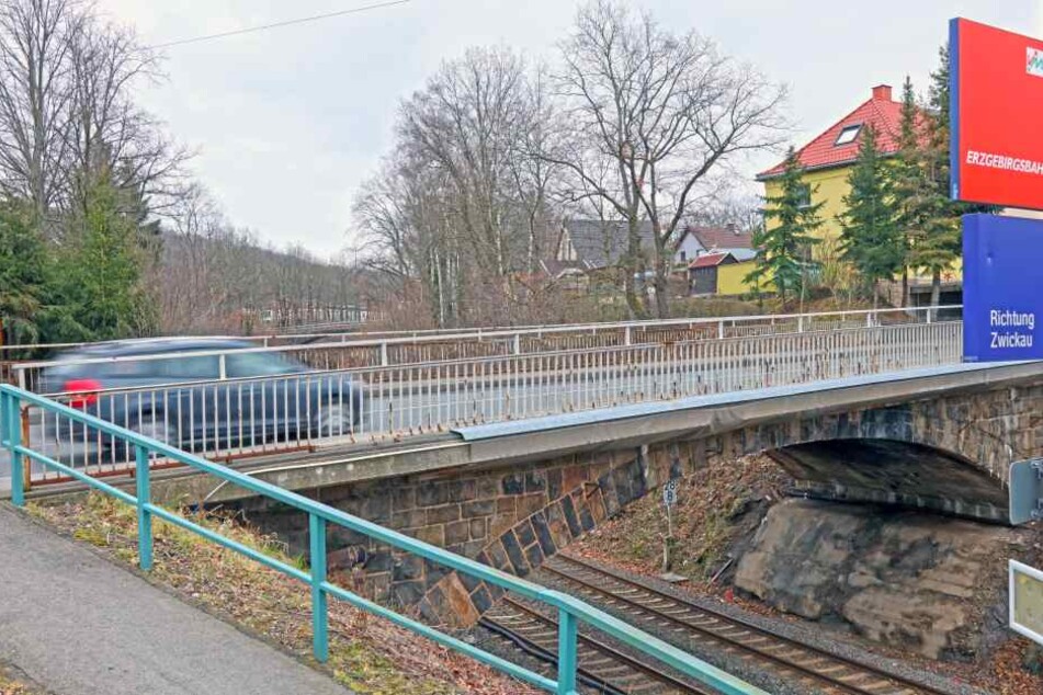 Da die Eisenbahnbrücke saniert wird, wird die B93 im Ortsteil Silberstraße bis voraussichtlich Dezember gesperrt.