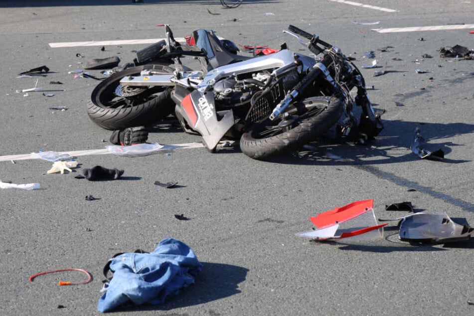 Das Motorrad des 16 Jahre alten Jugendlichen ist komplett zerstört.