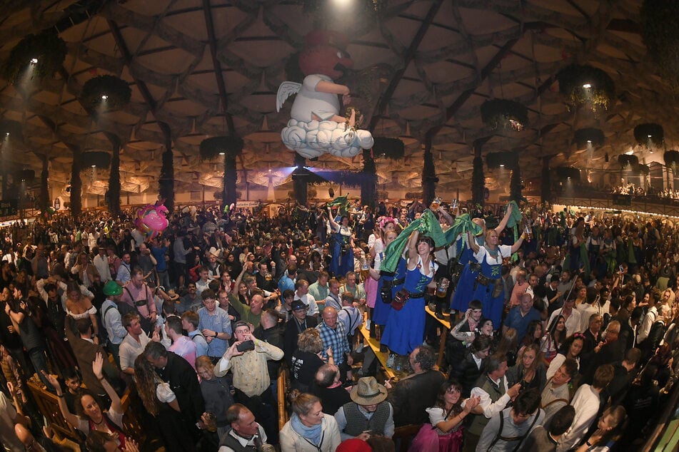 Mit einer Feier im Hofbräuzelt feiern die Wiesn-Bedienungen nach 16 Tagen den Kehraus.