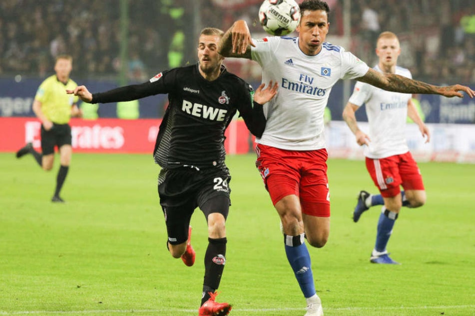 Situation aus dem Hinspiel: Hamburgs Leo Lacroix und Kölns Dominick Drexler (li.) im Zweikampf um den Ball.