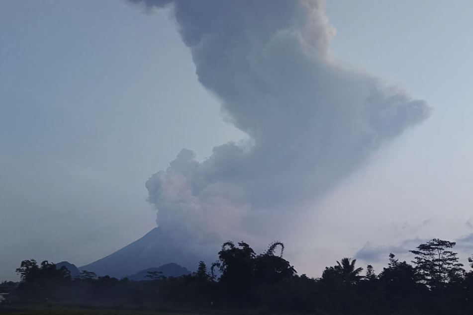 Der Vulkan Merapi spuckt Asche.