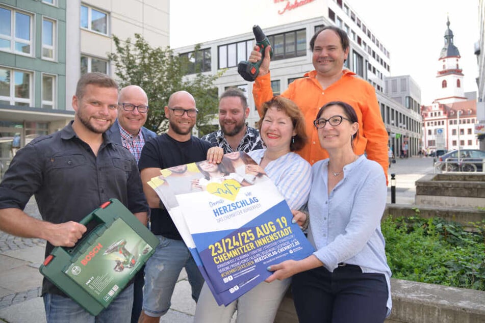 Das Organisationsteam um Michael Specht (34), Sebastian Thieswald (47), Volker Beyer (41), Chris Dietrich (35), Bianca & Raphael Steinbock (50 & 48) und Viola Adam (52) (v.l.).