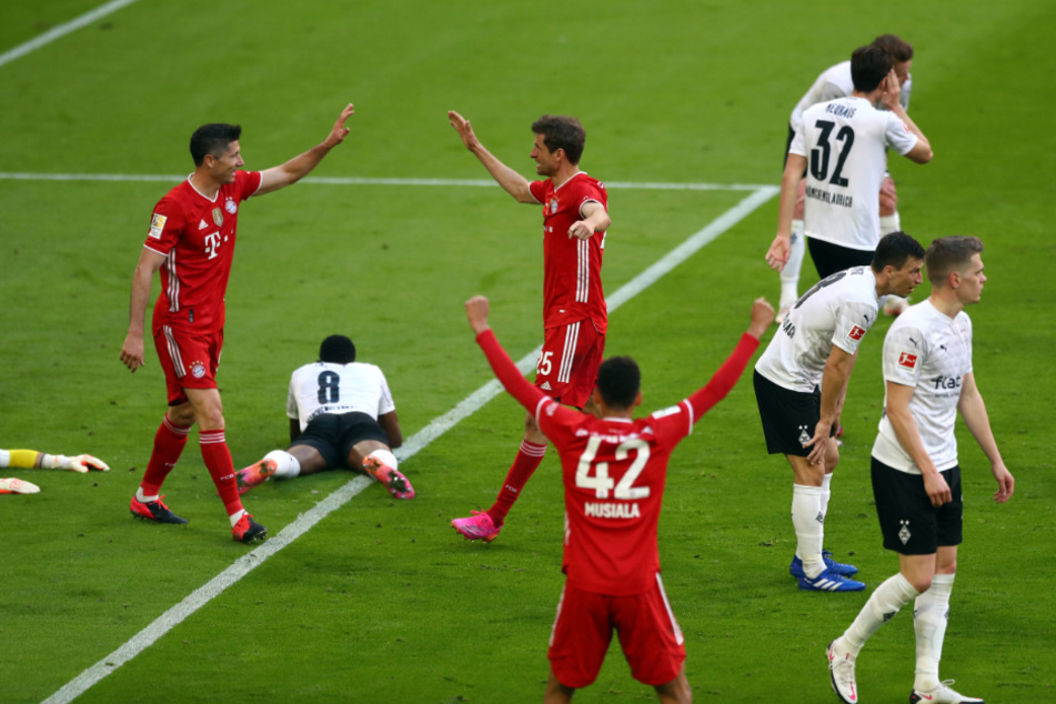 Thomas Müller (3.v.l.) feiert sein Tor zum 2:0 mit Robert Lewandowski (l.)