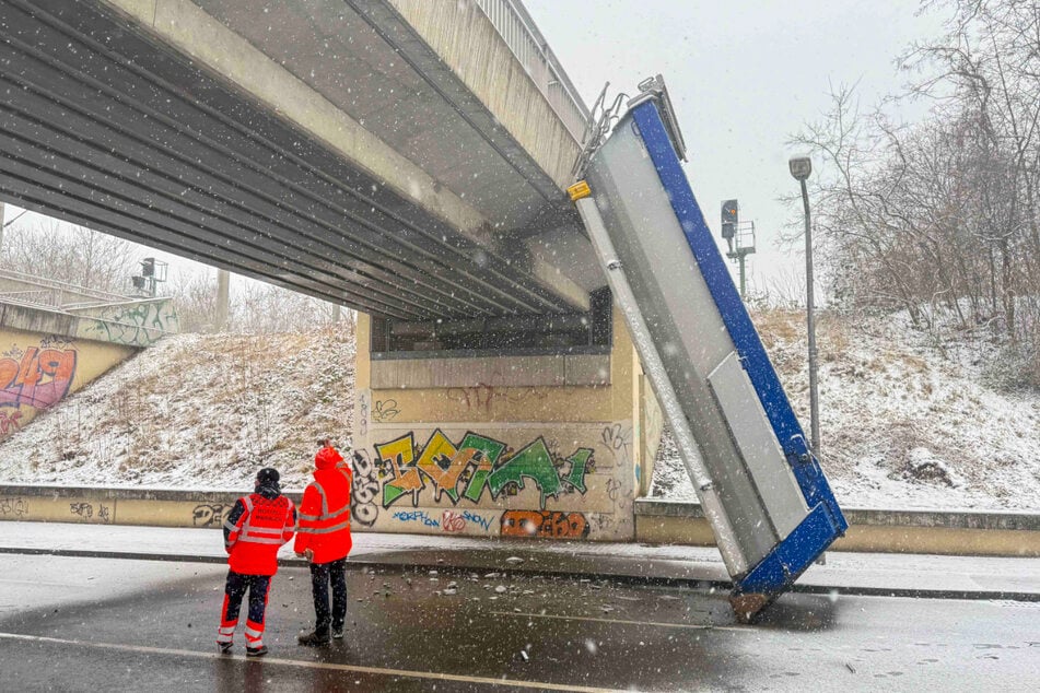 Kurioses Bild: Die Kippmulde blieb - schräg an die Brücke gelehnt - einfach stehen.