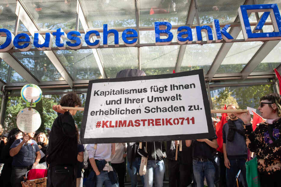 Demonstranten blockierten den Eingang einer Filiale der "Deutschen Bank" in Stuttgart. (Archivbild)