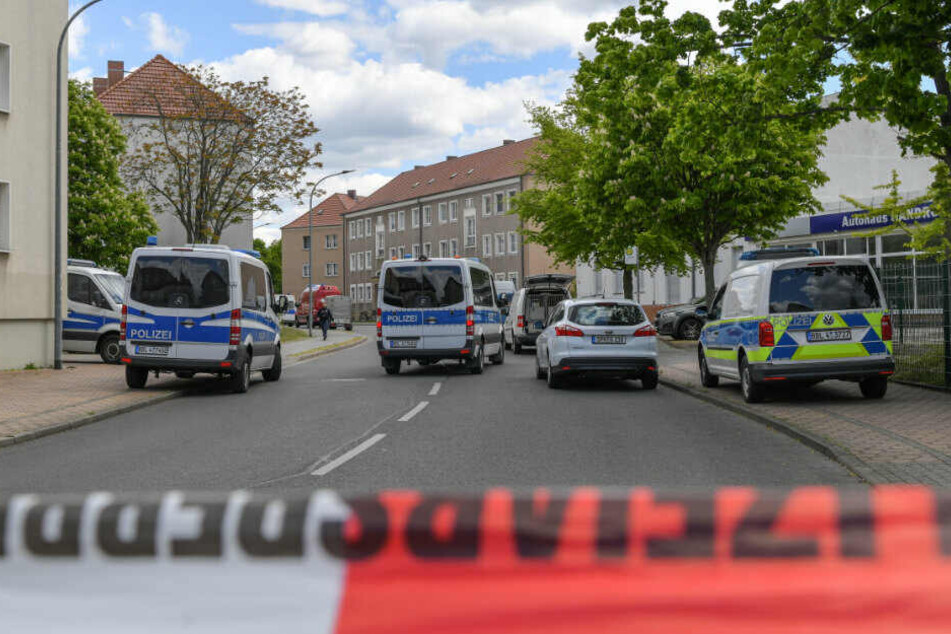 Die Polizei hat die Amtstraße weiträumig abgesperrt. Zwei Männerleichen sind in einer Wohnung in der südbrandenburgischen Kleinstadt Forst (Spree-Neiße) entdeckt worden.