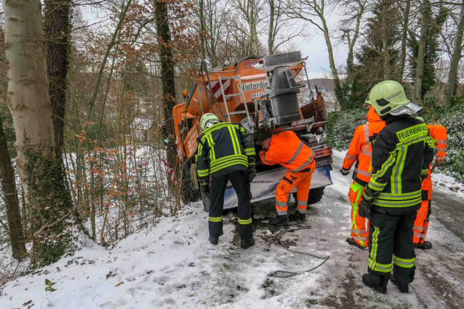 Die Feuerwehr Aue zog den Schneepflug aus der Böschung.