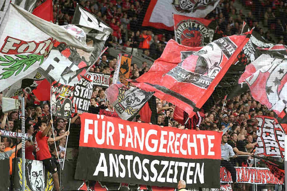 Bayer-Anhänger im Fanblock bei einem Heimspiel.