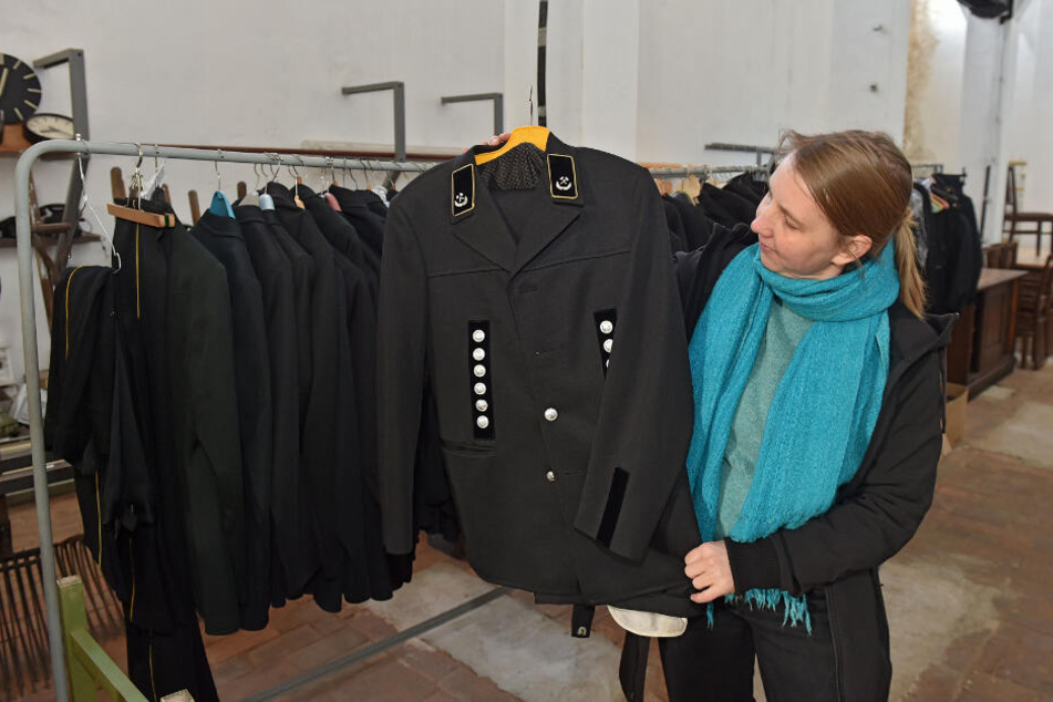 Die Expertin zeigt eine originale Bergbau-Uniform aus dem VEB Herrenmode Dresden. Laut Kaufbeleg mit 230 DDR-Mark eine teure Angelegenheit.