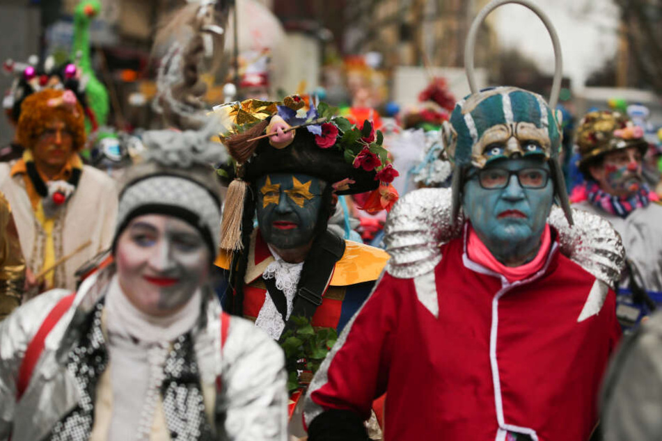 Köln: Teilnehmer und Besucher sammeln sich zum Rosenmontagszug.