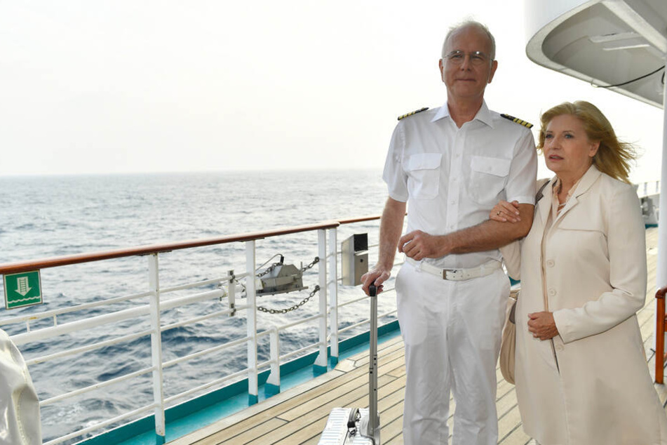 June (Sabine Postel) will sich mit ihrem Sohn Sam aussprechen. Dafür kommt sie extra an Bord und wird dort von Oskar (Harald Schmidt) in Empfang genommen.