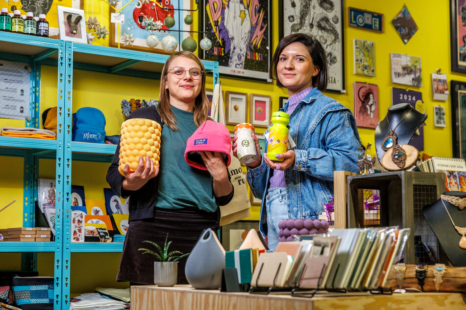 Die Shop-Organisatorinnen Yvonne Bonfert (36, l.) und Stefanie Zúñiga-Chongo (34) zeigen eine Auswahl ihrer kreativen Produkte.