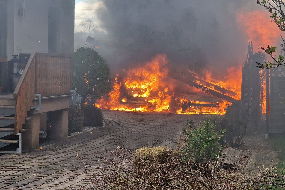Carport-Brand in Zwickau: Die Flammen zerstörten den Unterstand, zwei Autos, Fahrräder und Werkzeug.
