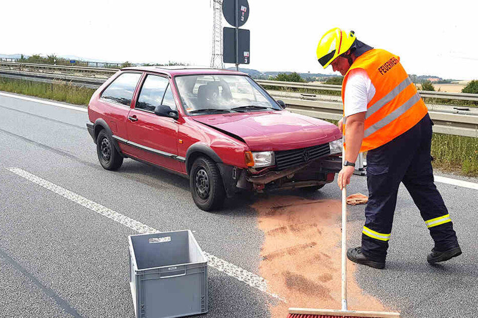 Feuerwehrleute reinigten die Fahrbahn.