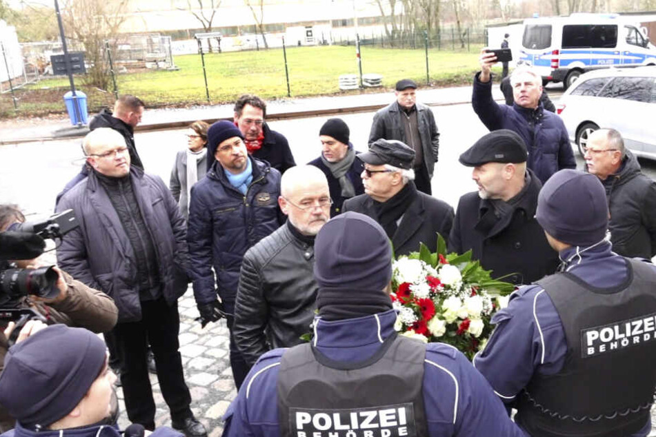Lange Gesichter bei der AfD: Ihre geplante eigene Kranzniederlegung wurde ihnen verwehrt.