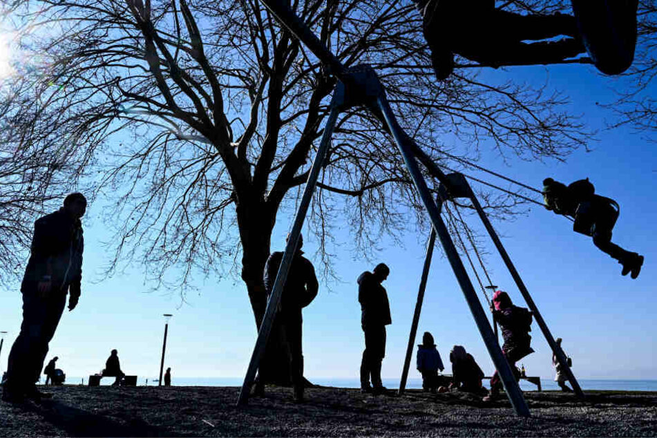 Zunächst gerieten Kinder auf einem Spielplatz in Streit. (Symbolbild)