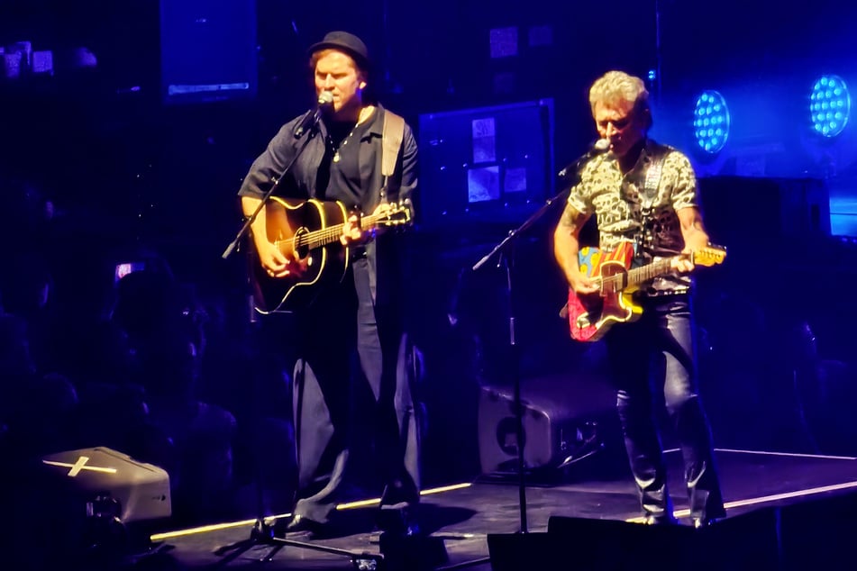 Als Mega-Überraschung holte er dann Peter Maffay (76, r.) auf die Bühne.