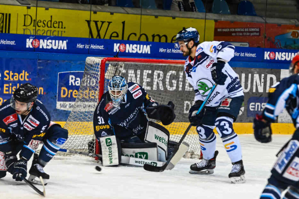 Eislöwen-Goalie Marco Eisenhut, hier gegen Kassels Spencer Humphries, hatte großen Anteil am Dresdner Sieg.