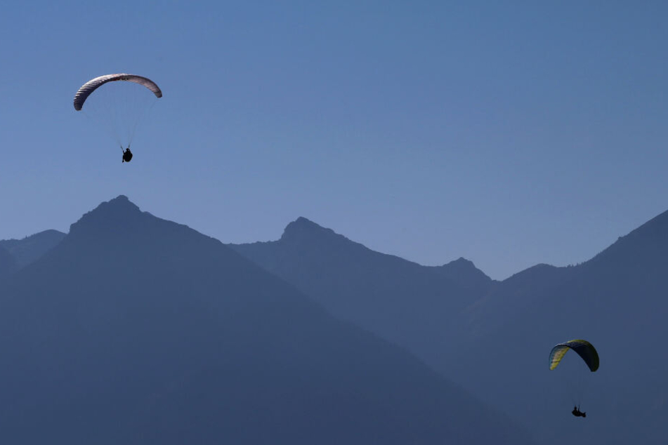 Gemeinsam mit einem Bekannten war der Pilot von der Zugspitze gestartet. (Symbolbild)