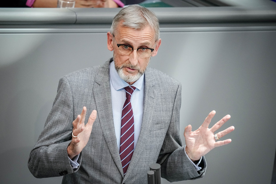 Sachsens Innenminister Armin Schuster (62, CDU) ist froh über die sofortige Einrichtung der stationären Grenzkontrollen.